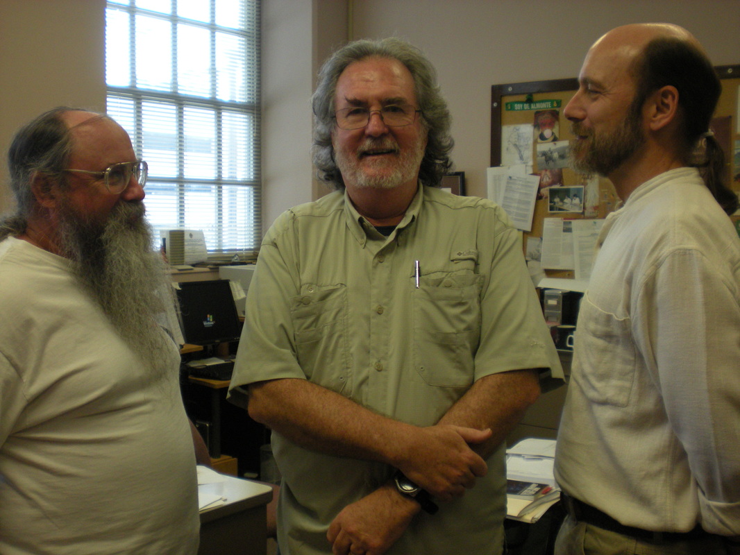 Picture of MDM seeking teaching advice from two masters, Jim Bindon (l) and Bill Dressler (r)